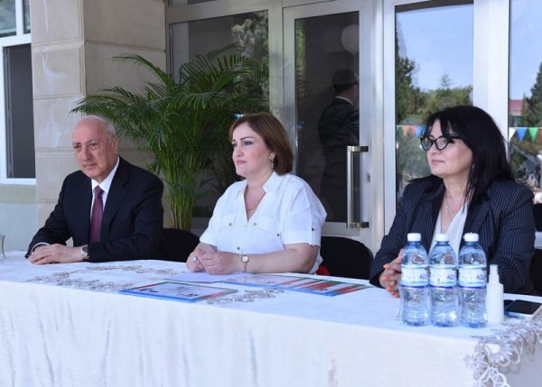 Sumqayıtın icra başçısı 1 nömrəli orta məktəbdə  keçirilən son zəng tədbirində iştirak edib - FOTO
