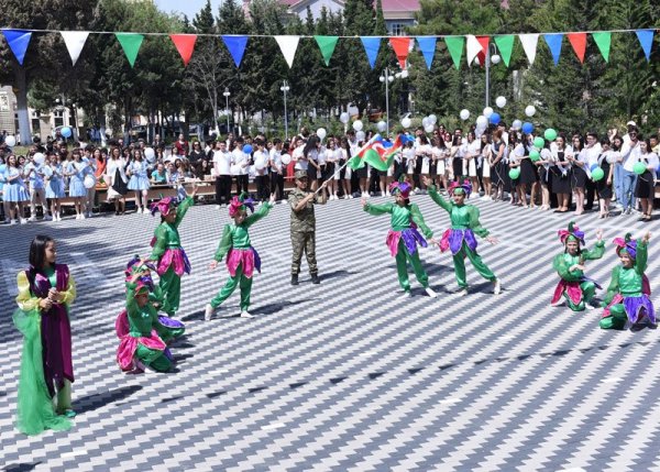Sumqayıtın icra başçısı 1 nömrəli orta məktəbdə  keçirilən son zəng tədbirində iştirak edib - FOTO