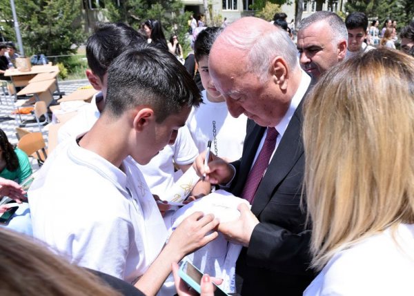 Sumqayıtın icra başçısı 1 nömrəli orta məktəbdə  keçirilən son zəng tədbirində iştirak edib - FOTO