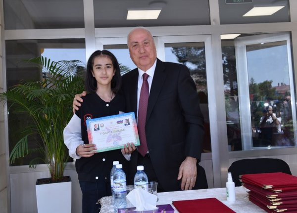 Sumqayıtın icra başçısı 1 nömrəli orta məktəbdə  keçirilən son zəng tədbirində iştirak edib - FOTO