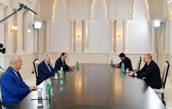 Binəli Yıldırım İlham Əliyevə qılınc hədiyyə etdi - FOTO