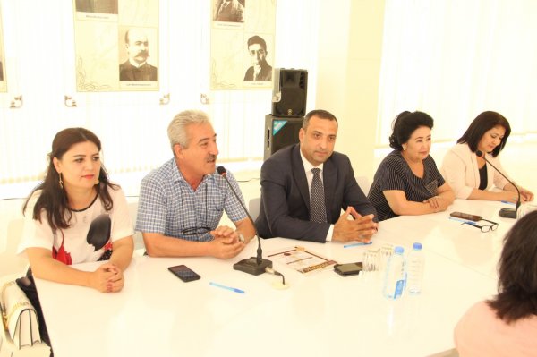 Özbək şairləri Sumqayıtda - FOTOLAR Özbək şairləri Sumqayıtda - FOTOLAR