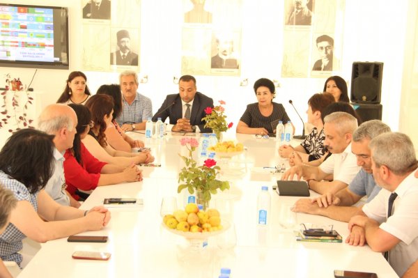 Özbək şairləri Sumqayıtda - FOTOLAR Özbək şairləri Sumqayıtda - FOTOLAR