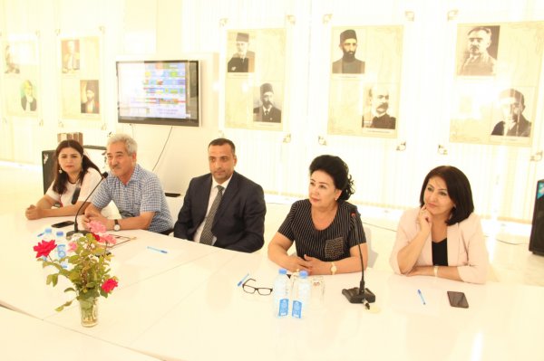 Özbək şairləri Sumqayıtda - FOTOLAR Özbək şairləri Sumqayıtda - FOTOLAR