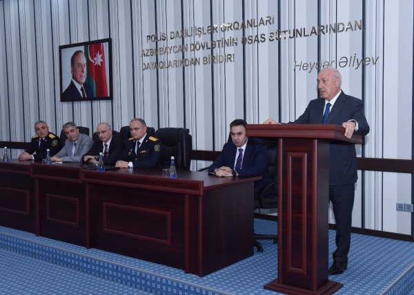 Sumqayıtı icra başçısı polisləri təbrik edib - FOTO Sumqayıtı icra başçısı polisləri təbrik edib - FOTO