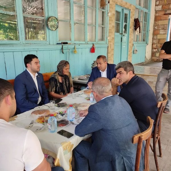 Deputatlar özünü yandıran qazinin yasına getdilər 