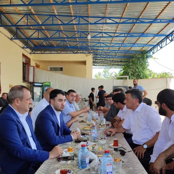 Deputatlar özünü yandıran qazinin yasına getdilər 