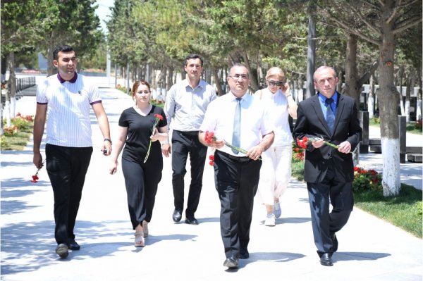 Sumqayıtda Milli Mətbuat Günü ilə əlaqədar şəhid operator Sirac Abışovun məzarı ziyarət edilib - FOTO