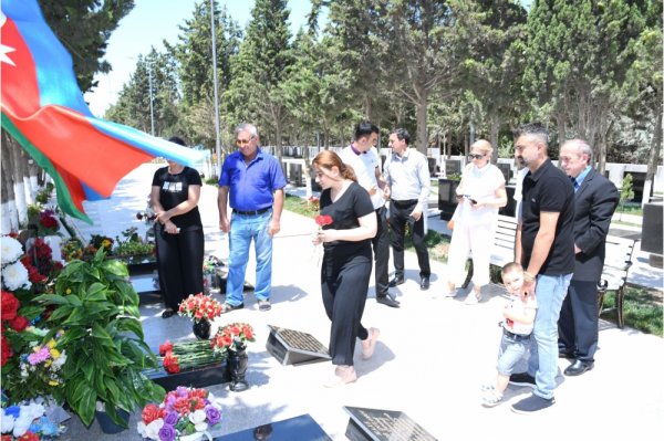 Sumqayıtda Milli Mətbuat Günü ilə əlaqədar şəhid operator Sirac Abışovun məzarı ziyarət edilib - FOTO