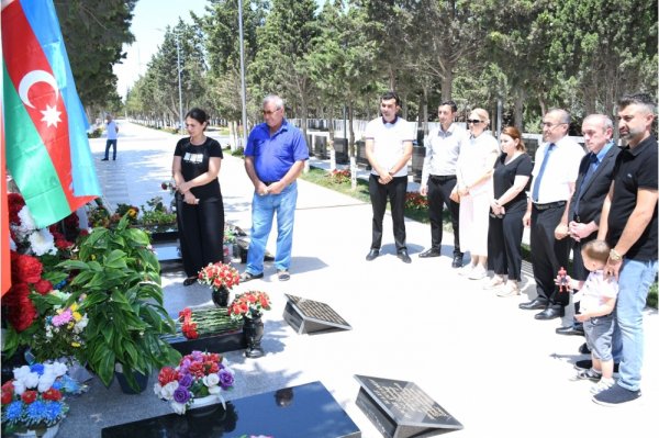 Sumqayıtda Milli Mətbuat Günü ilə əlaqədar şəhid operator Sirac Abışovun məzarı ziyarət edilib - FOTO