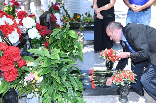 Sumqayıtda Milli Mətbuat Günü ilə əlaqədar şəhid operator Sirac Abışovun məzarı ziyarət edilib - FOTO