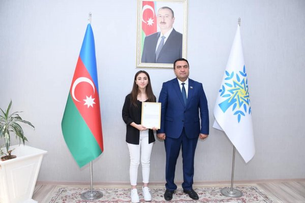 Deputat yüksək nəticə göstərən tələbə ilə görüşdü - FOTO
