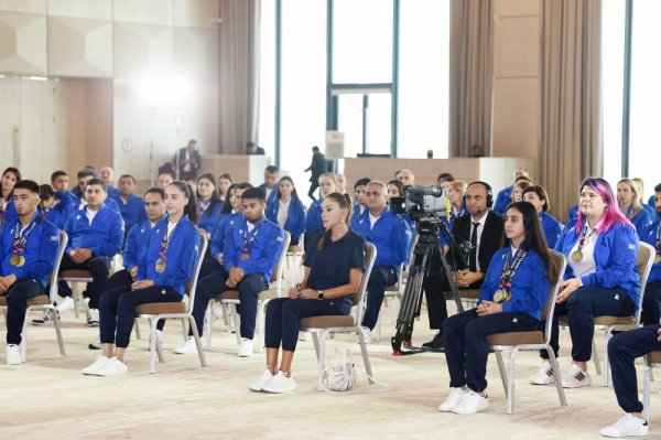 Prezidentin idmançılarla görüşündən FOTOLAR