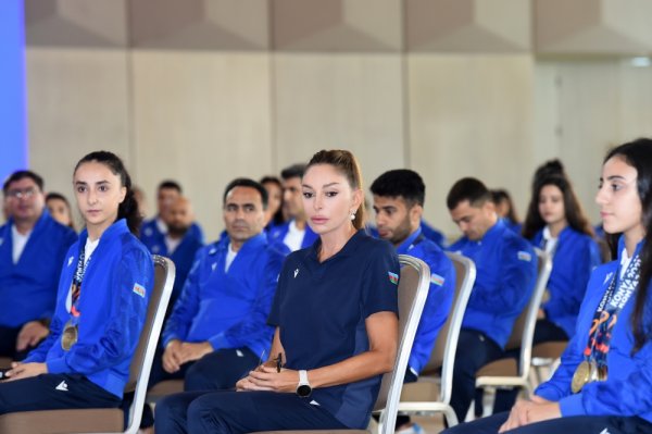 Prezidentin idmançılarla görüşündən FOTOLAR
