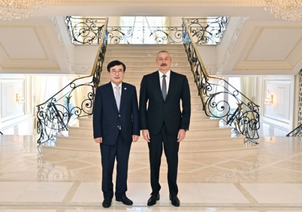 İlham Əliyev Koreya Prezidentinin xüsusi nümayəndəsini qəbul edib
