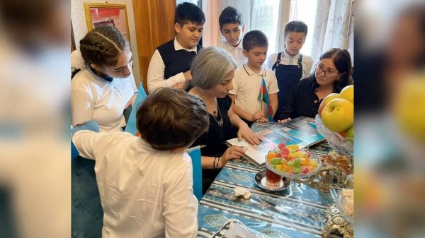 Sumqayıtda kitabxana əməkdaşları və məktəblilər şəhid İzzət Həmidovun ailəsi ilə görüşüb - FOTO