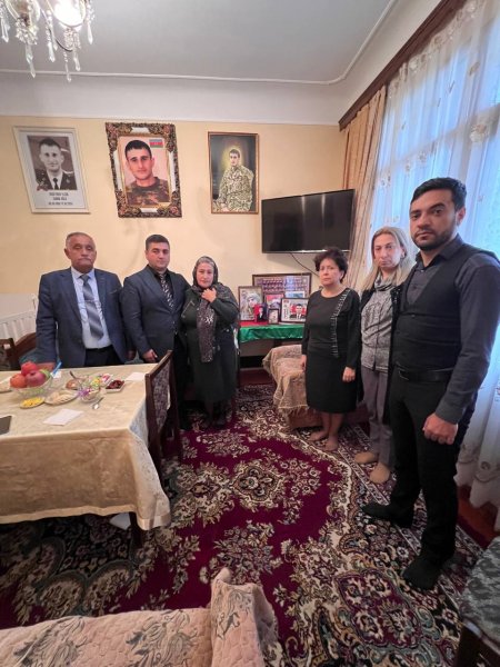 Sumqayıtda incəsənət məktəbinin kollektivi şəhid ailəsini yad edib - FOTO