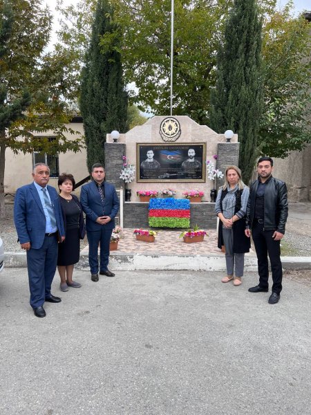 Sumqayıtda incəsənət məktəbinin kollektivi şəhid ailəsini yad edib - FOTO