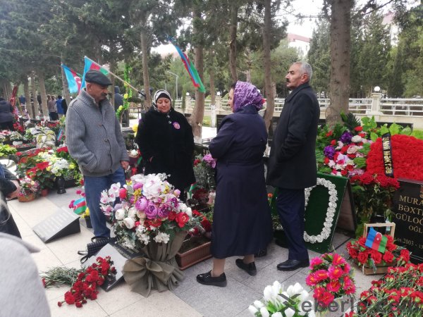 Sumqayıtlılar şəhidlərin xatirəsini yad ediblər -FOTO Sumqayıtlılar şəhidlərin xatirəsini yad ediblər -FOTO