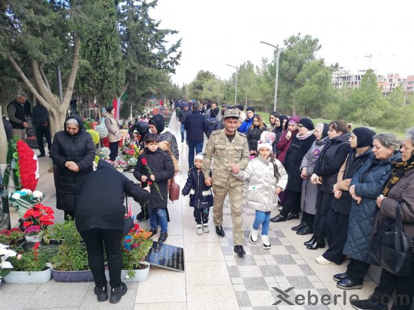 Sumqayıtlılar şəhidlərin xatirəsini yad ediblər -FOTO Sumqayıtlılar şəhidlərin xatirəsini yad ediblər -FOTO