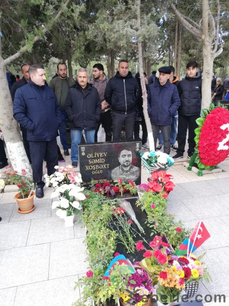 Sumqayıtlılar şəhidlərin xatirəsini yad ediblər -FOTO Sumqayıtlılar şəhidlərin xatirəsini yad ediblər -FOTO