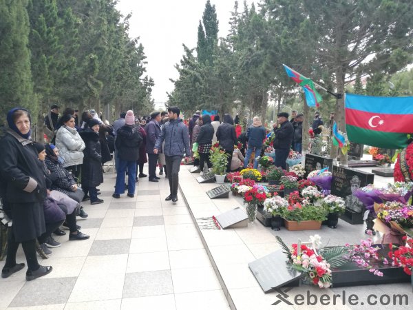Sumqayıtlılar şəhidlərin xatirəsini yad ediblər -FOTO Sumqayıtlılar şəhidlərin xatirəsini yad ediblər -FOTO