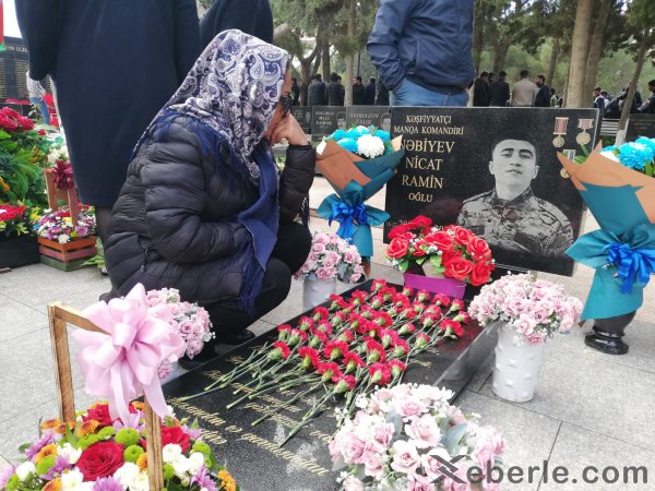 Sumqayıtlılar şəhidlərin xatirəsini yad ediblər -FOTO Sumqayıtlılar şəhidlərin xatirəsini yad ediblər -FOTO