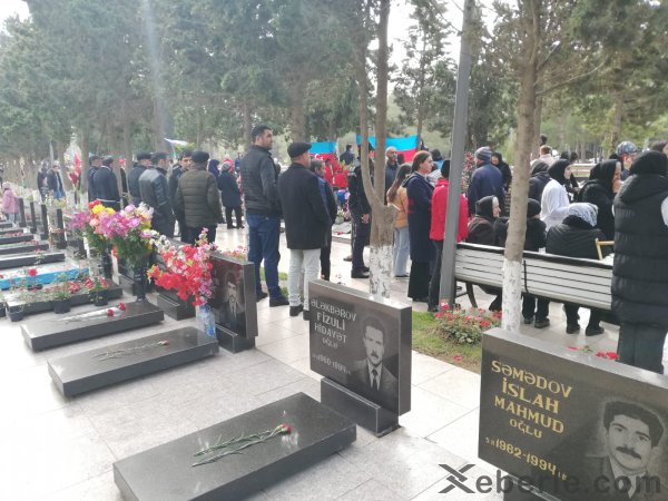 Sumqayıtlılar şəhidlərin xatirəsini yad ediblər -FOTO Sumqayıtlılar şəhidlərin xatirəsini yad ediblər -FOTO