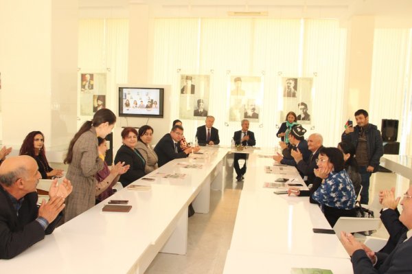 Özbəkistanlı professor və müəllim heyəti Sumqayıtın ədəbi cameəsinin üzvləri ilə görüşüblər -FOTO