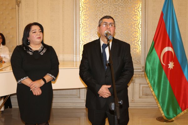 Sumqayıtda Elçin Qasımovun 55 illiyinə həsr edilən "Rənglərin sirri" adlı ilk fərdi sərgisi təşkil edilib - FOTO
