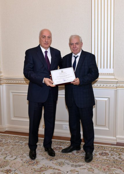 Zakir Fərəcov Əməkdar jurnalist Eyruz Məmmədovu təbrik edib -FOTO
