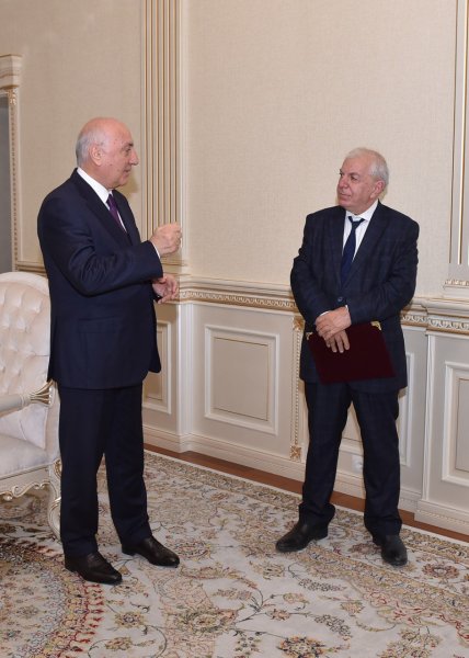 Zakir Fərəcov Əməkdar jurnalist Eyruz Məmmədovu təbrik edib -FOTO