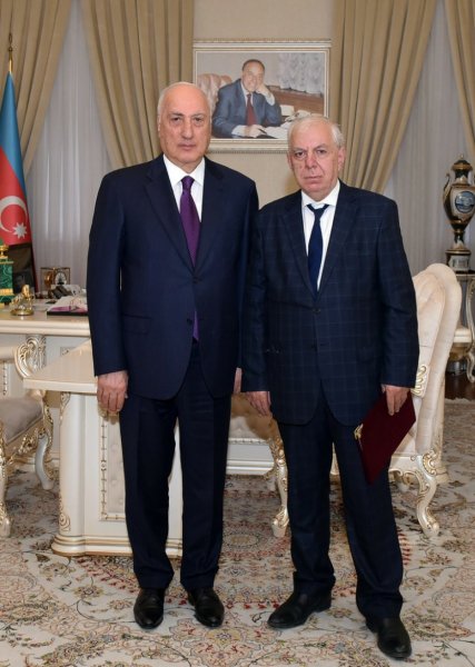 Zakir Fərəcov Əməkdar jurnalist Eyruz Məmmədovu təbrik edib -FOTO