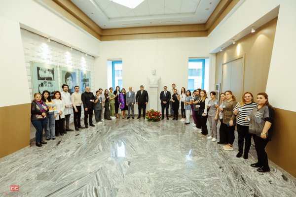 “Yeni klinika”da ümummilli lider Heydər Əliyevin büstünün açılışı oldu – FOTO