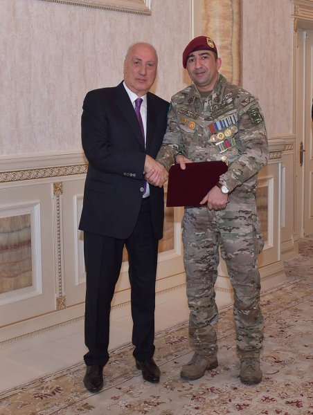 Sumqayıtın icra başçısı bir qrup gənci təltif etdi - FOTO