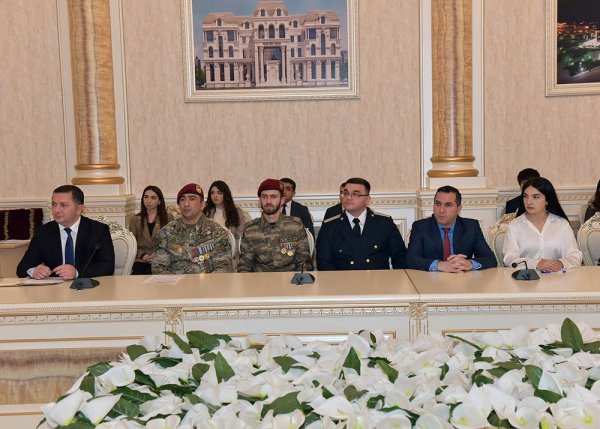 Sumqayıtın icra başçısı bir qrup gənci təltif etdi - FOTO