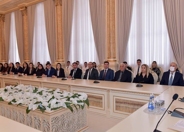 Sumqayıtın icra başçısı bir qrup gənci təltif etdi - FOTO