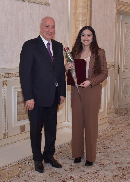 Sumqayıtın icra başçısı bir qrup gənci təltif etdi - FOTO