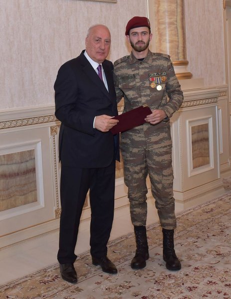 Sumqayıtın icra başçısı bir qrup gənci təltif etdi - FOTO