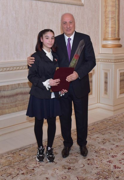Sumqayıtın icra başçısı bir qrup gənci təltif etdi - FOTO