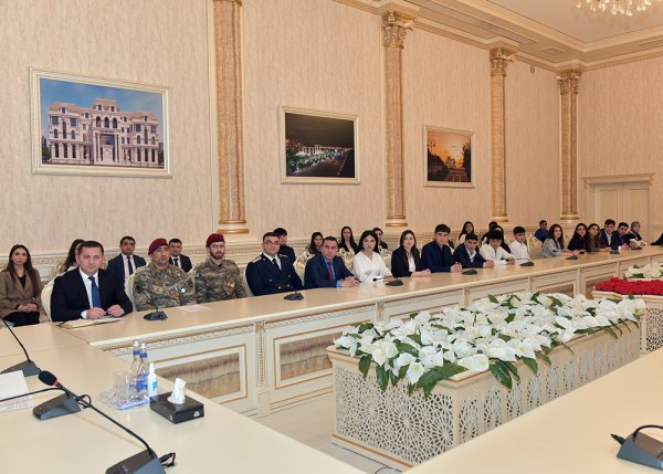 Sumqayıtın icra başçısı bir qrup gənci təltif etdi - FOTO