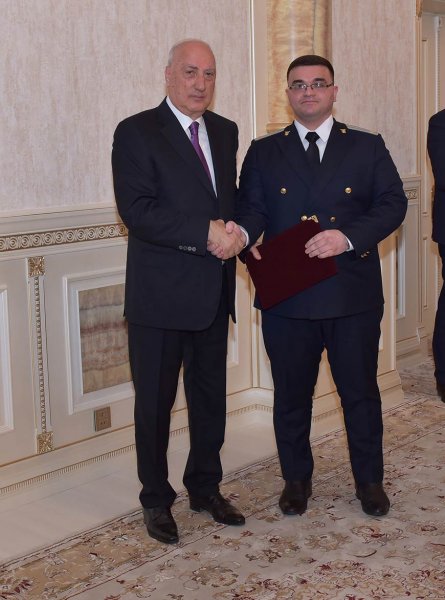 Sumqayıtın icra başçısı bir qrup gənci təltif etdi - FOTO