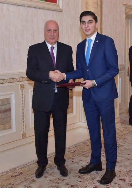 Sumqayıtın icra başçısı bir qrup gənci təltif etdi - FOTO
