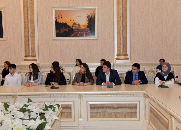 Sumqayıtın icra başçısı bir qrup gənci təltif etdi - FOTO