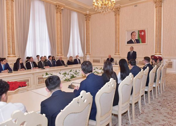 Sumqayıtın icra başçısı bir qrup gənci təltif etdi - FOTO