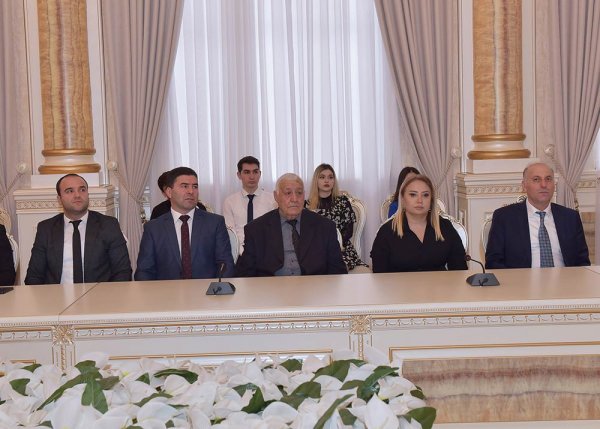 Sumqayıtın icra başçısı bir qrup gənci təltif etdi - FOTO