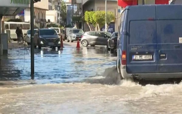 İskəndərunda zəlzələdən sonra dəniz səviyyəsi qalxdı: Küçələr su altında qaldı - Foto