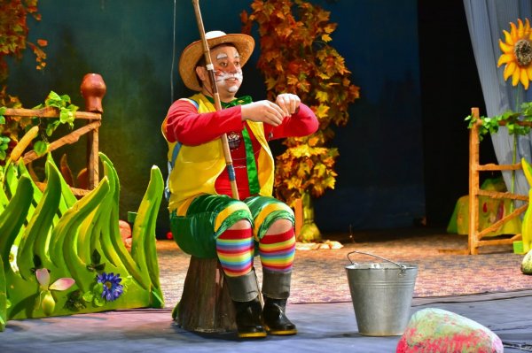  Azərbaycan Dövlət Gənc Tamaşaçılar Teatrı Sumqayıtda  “Dəcəl keçi” tamaşası ilə çıxış edib 