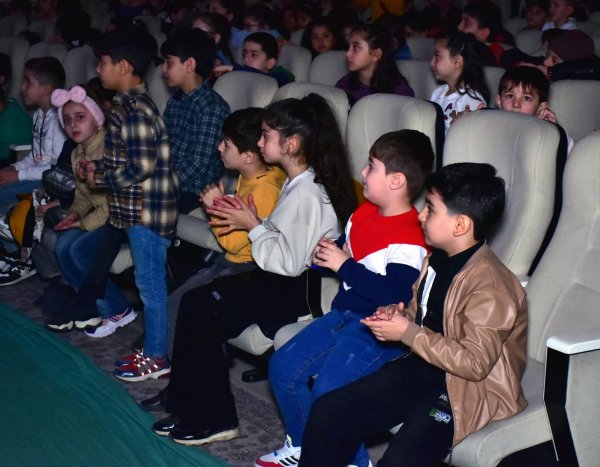  Azərbaycan Dövlət Gənc Tamaşaçılar Teatrı Sumqayıtda  “Dəcəl keçi” tamaşası ilə çıxış edib 