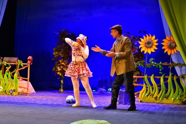  Azərbaycan Dövlət Gənc Tamaşaçılar Teatrı Sumqayıtda  “Dəcəl keçi” tamaşası ilə çıxış edib 